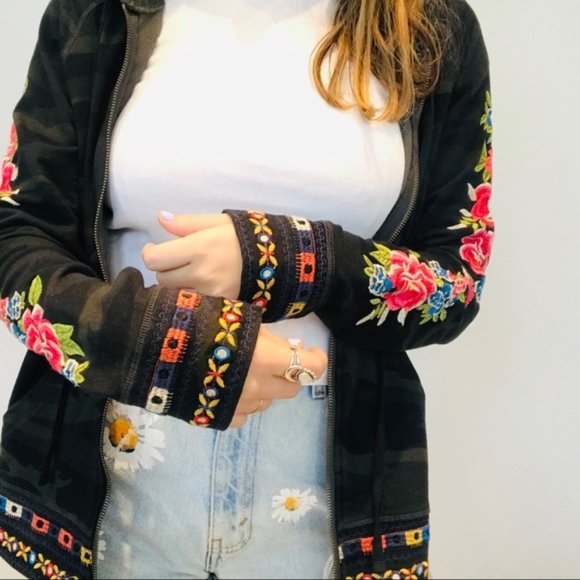 50% OFF Johnny Was camo embroidered raglan hoodie - Picture 7 of 8